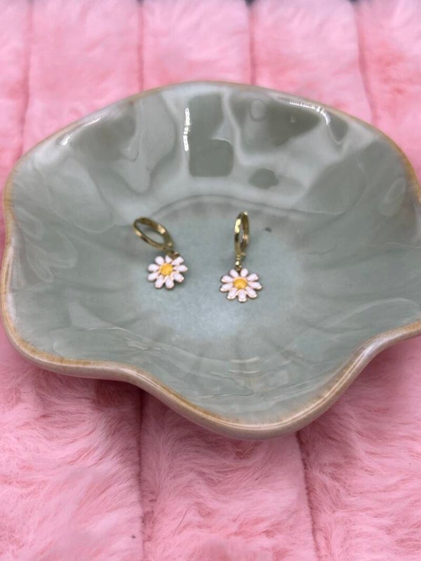 Goudkleurige oorringen met witte daisy bloemetjes