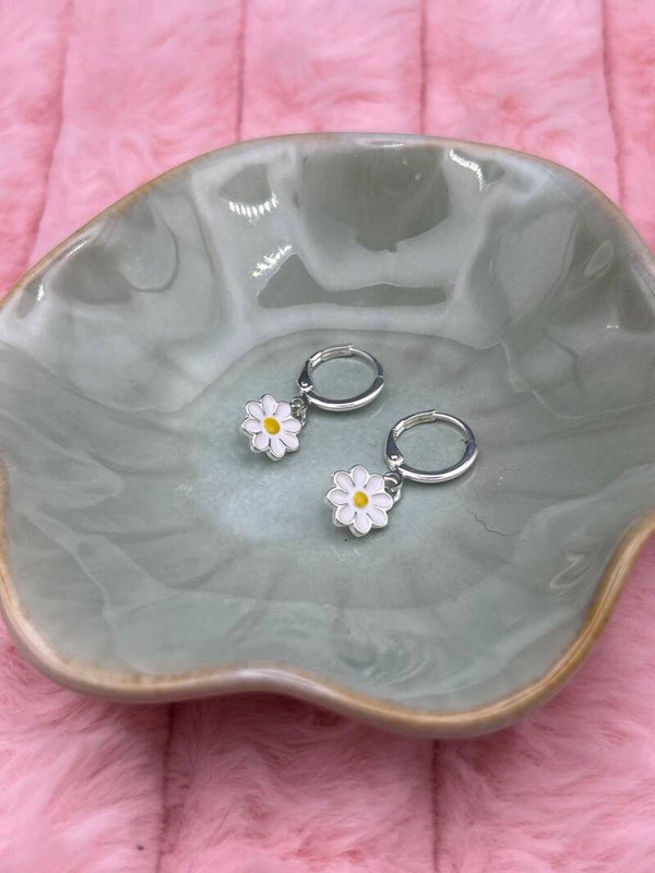Zilverkleurige oorringen met witte daisy bloemetjes