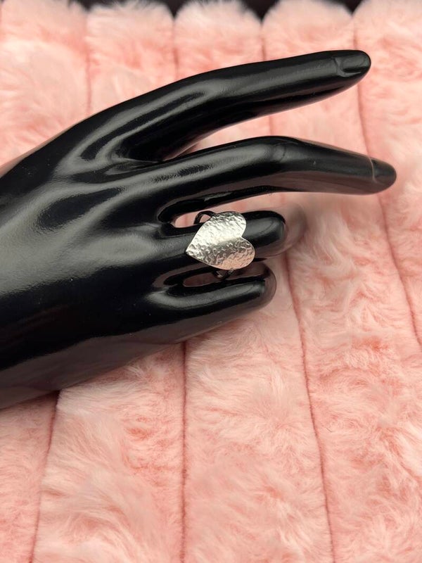Zilverkleurige ring met groot hart
