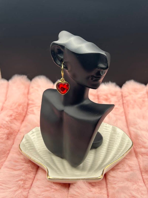 Goudkleurige oorbellen met rood hartje