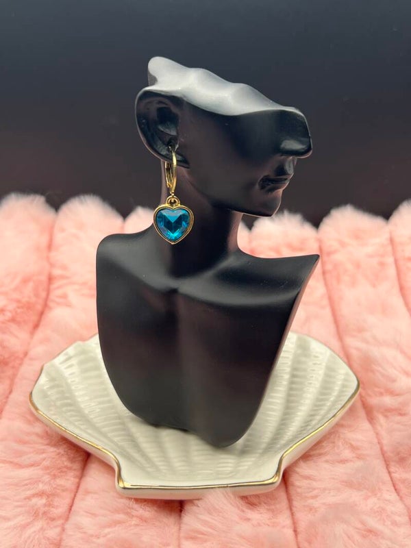 Goudkleurige oorbellen met blauw hartje
