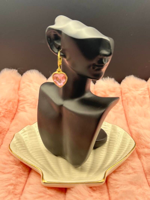 Goudkleurige oorbellen met roze hartje