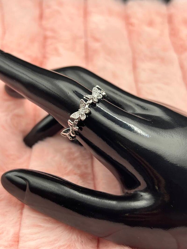 Zilverkleurige ring met vlinders