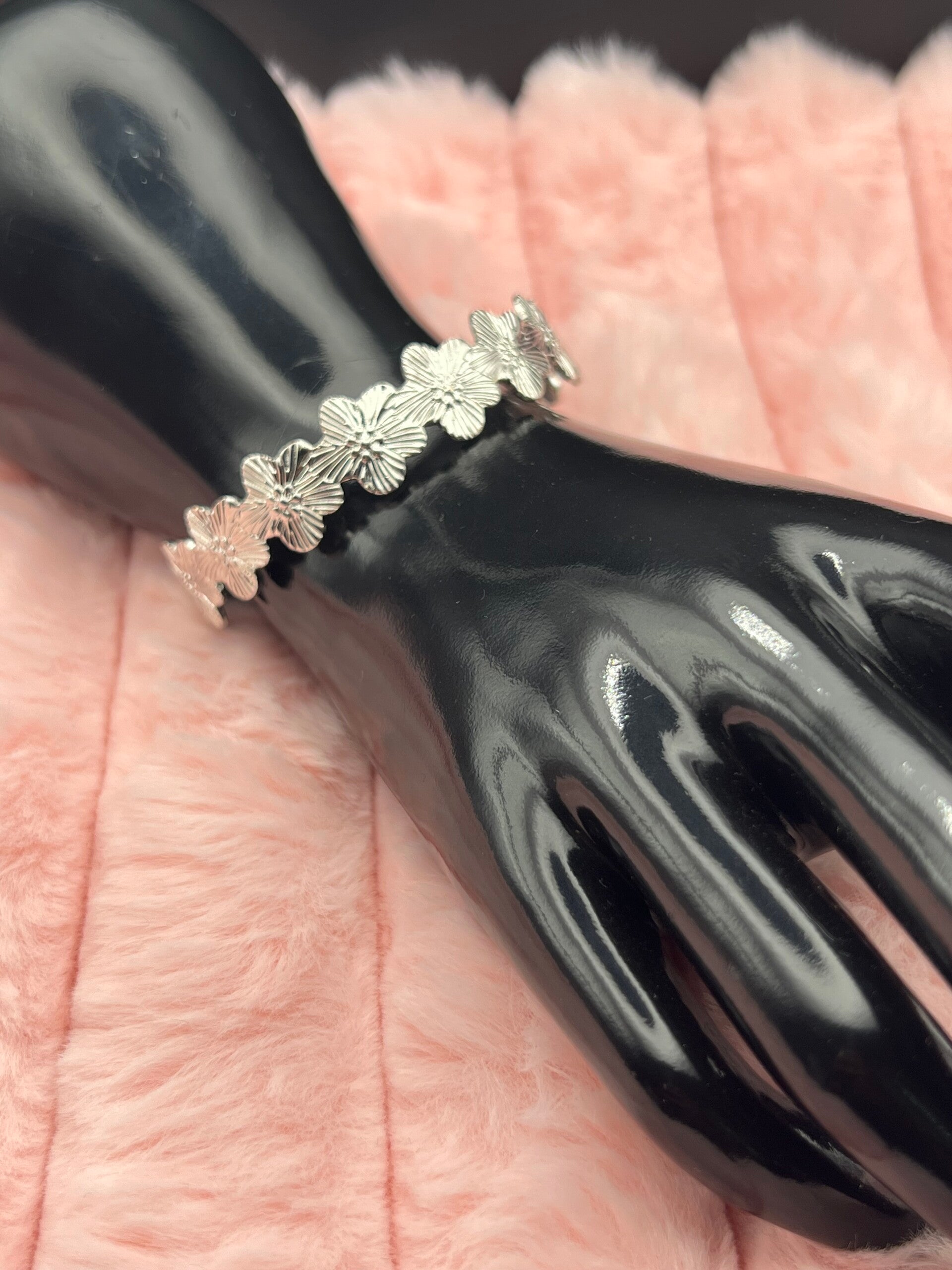Zilverkleurige bloemenarmband