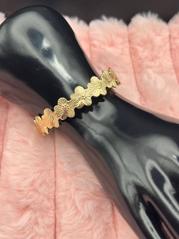 Goudkleurige bloemenarmband