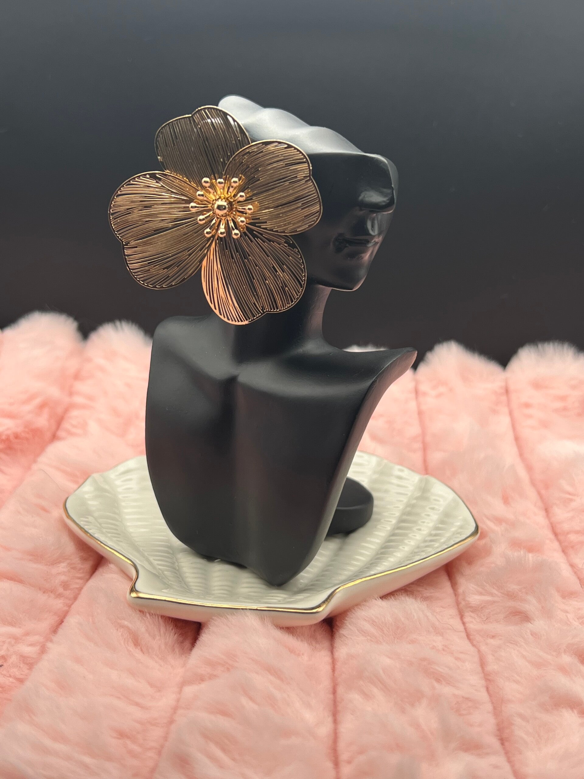 Goudkleurige oorbellen met grote bloem