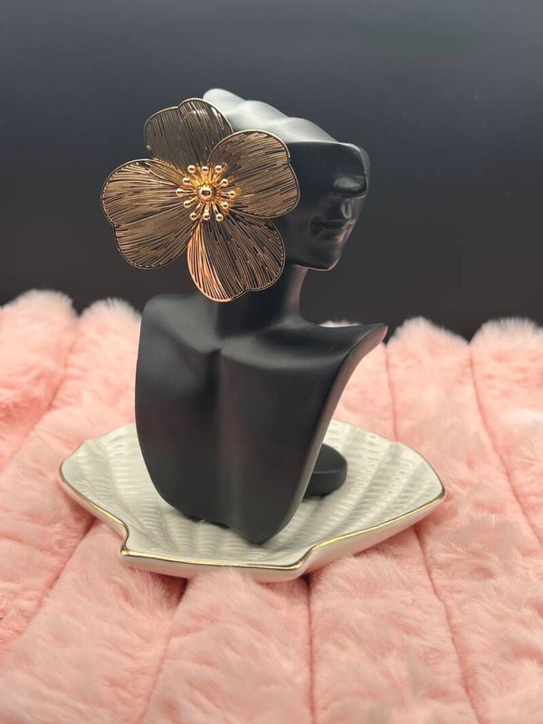 Goudkleurige oorbellen met grote bloem