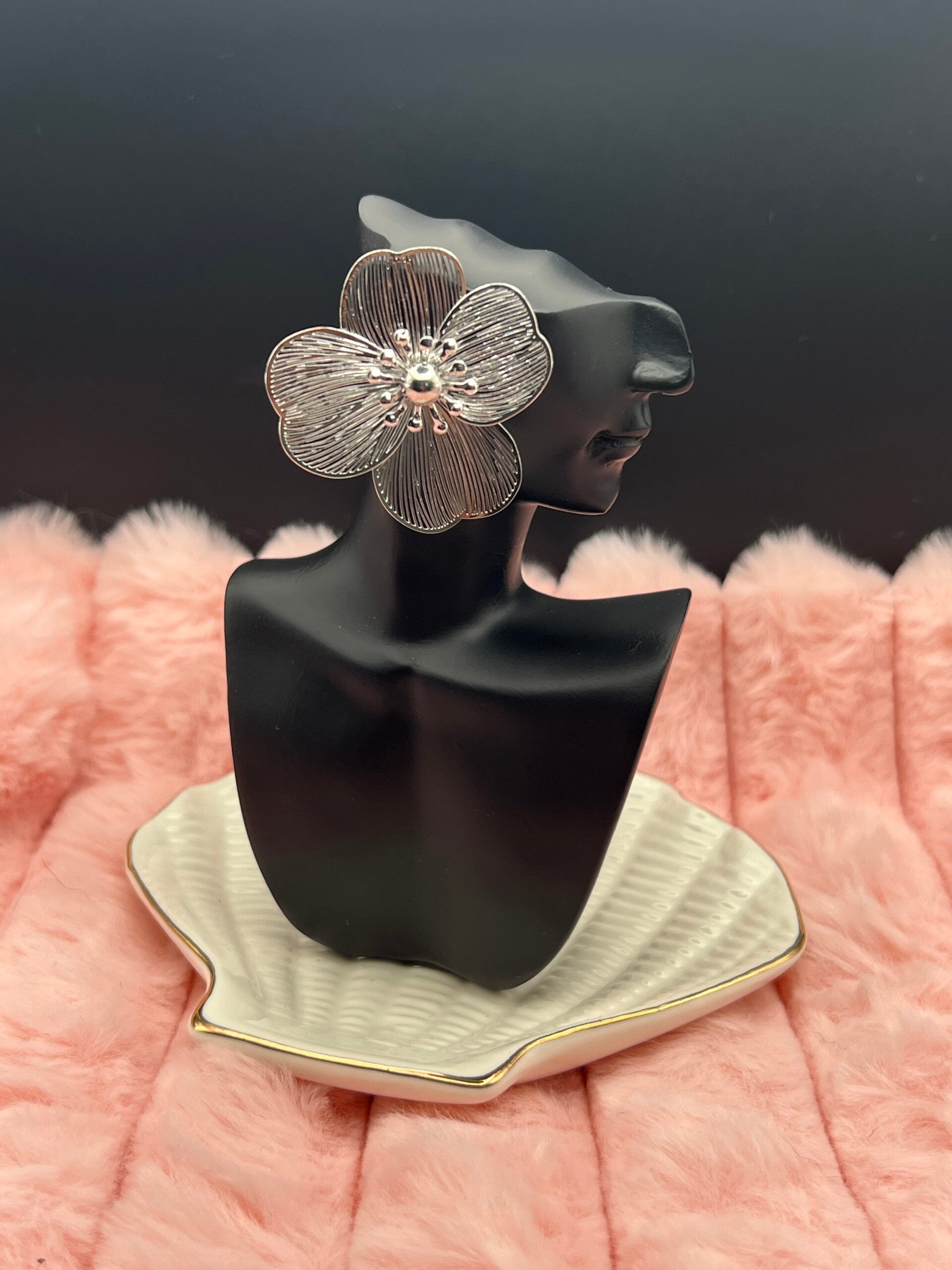 Zilverkleurige oorbellen met grote bloem