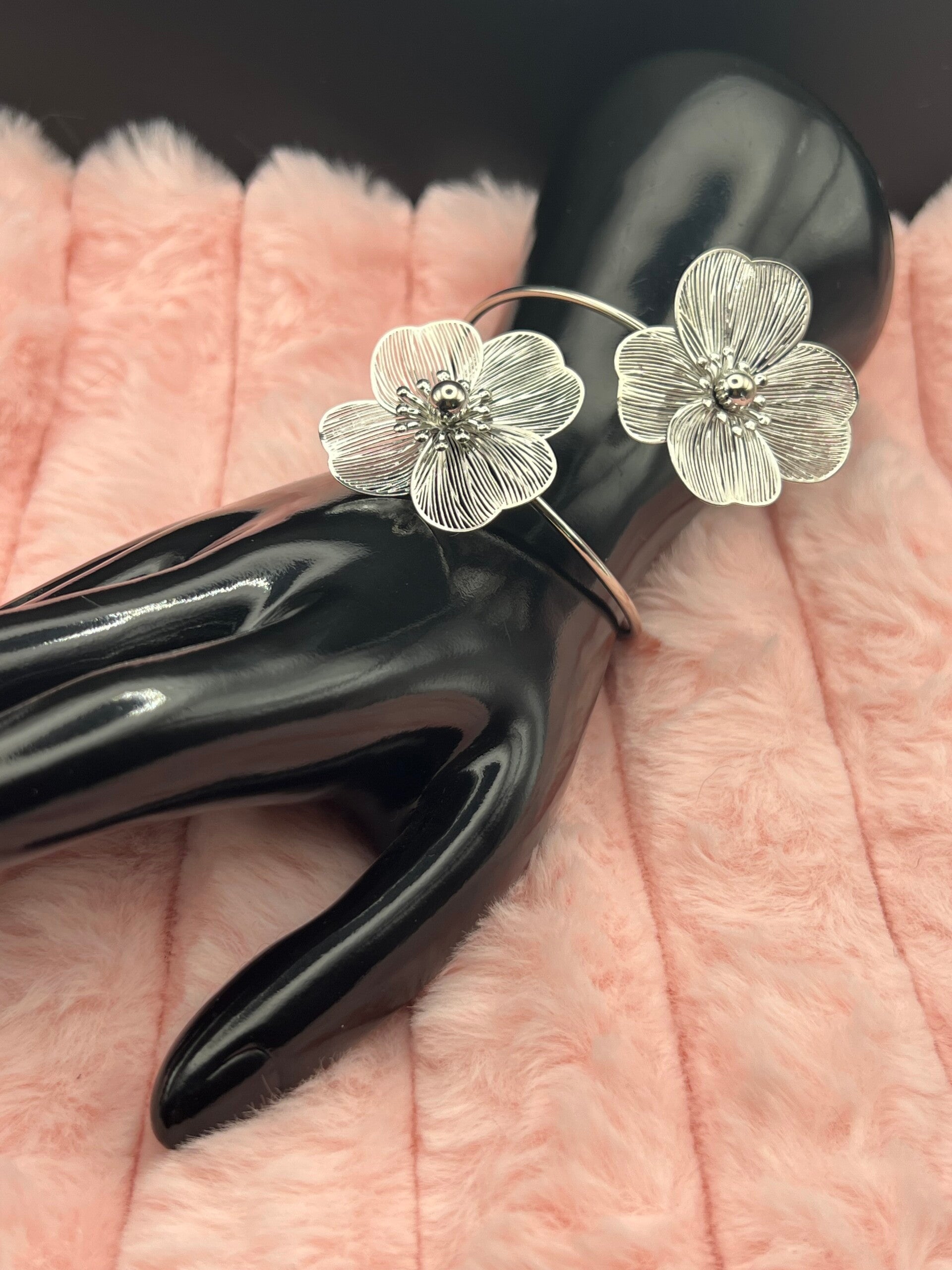 Zilverkleurige bloemenarmband bangle