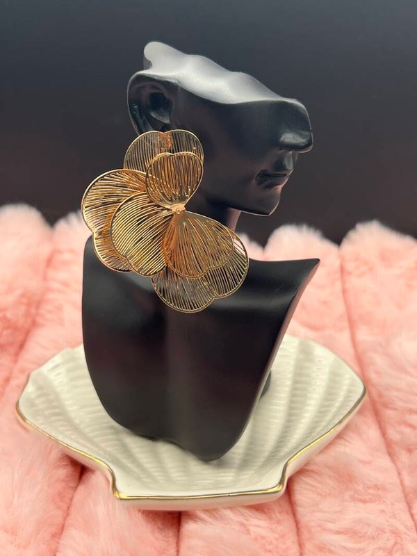 Goudkleurige oorbellen met gelaagd bloemen design