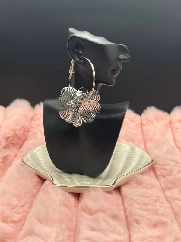 Zilverkleurige creolen met bloemen