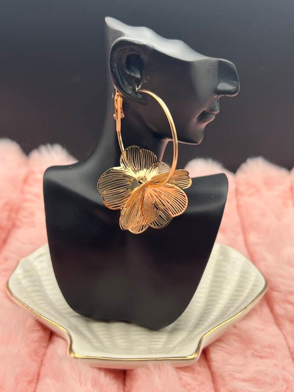 Goudkleurige creolen met bloemen