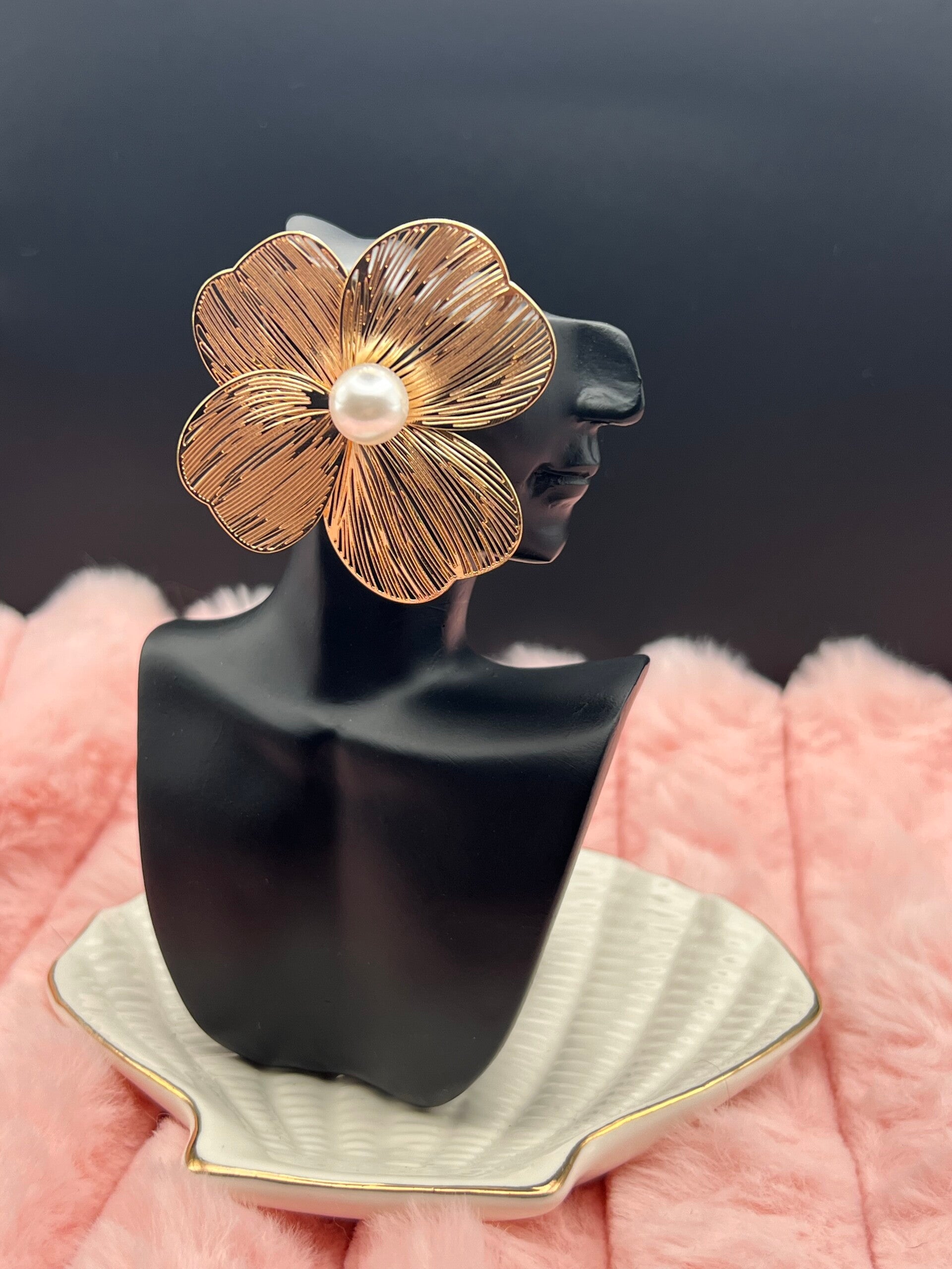 Goudkleurige oorbellen met grote bloem en parel