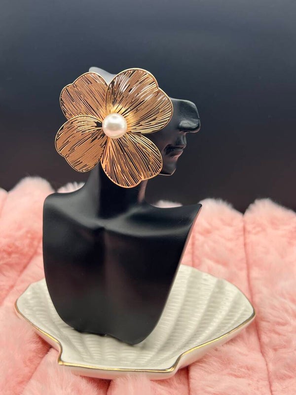 Goudkleurige oorbellen met grote bloem en parel
