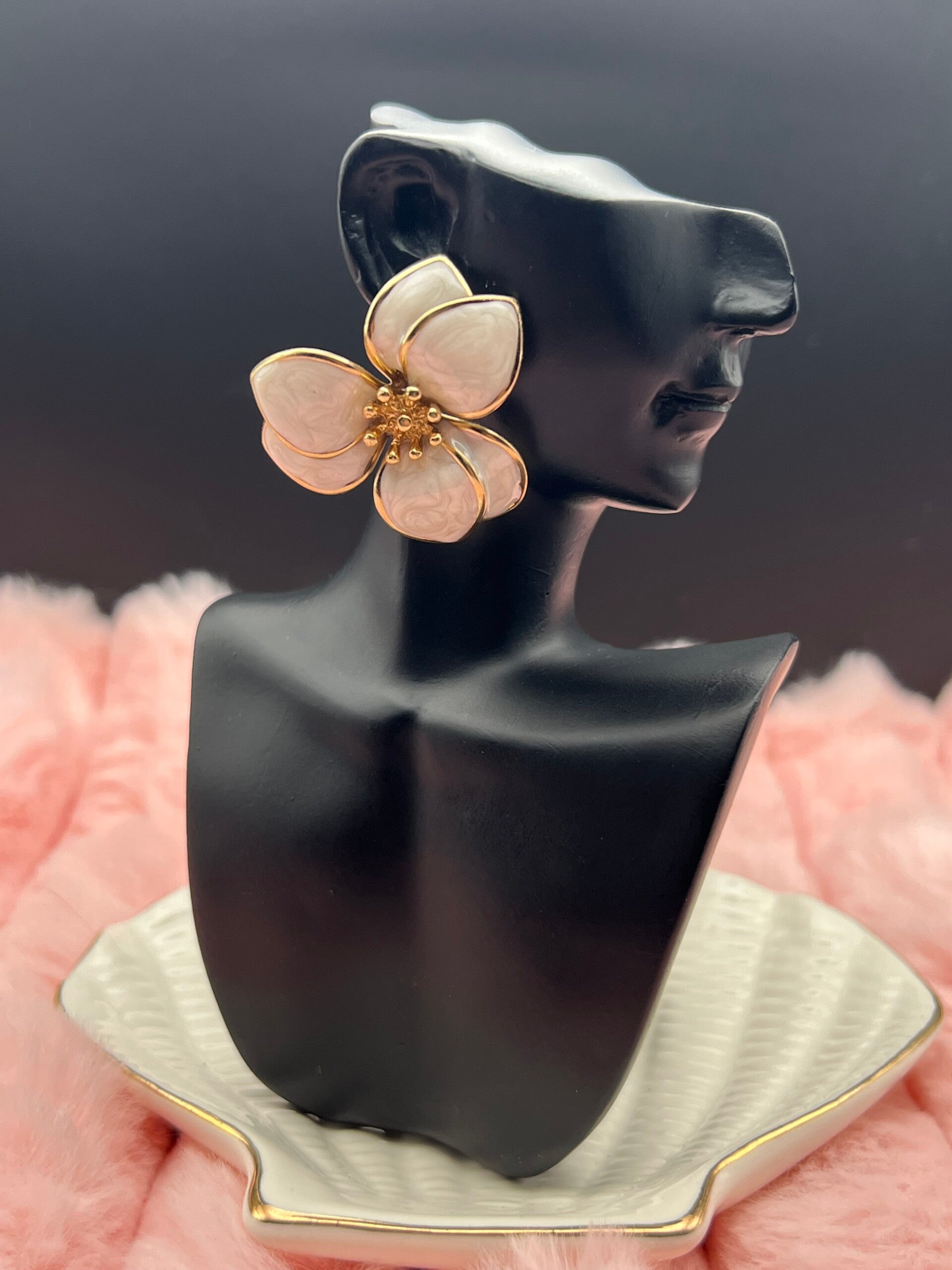Crème/witte bloemen oorbellen