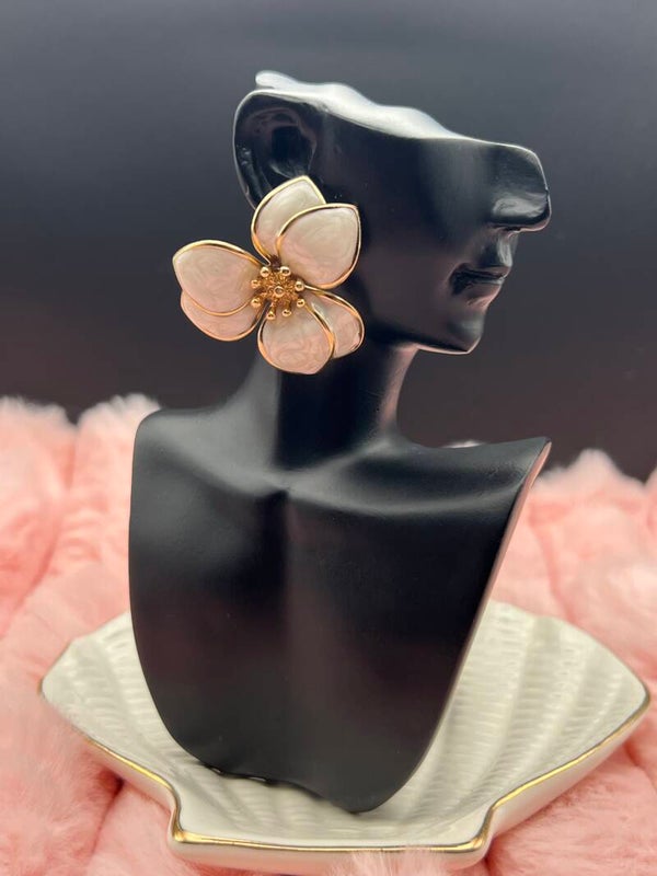 Crème/witte bloemen oorbellen