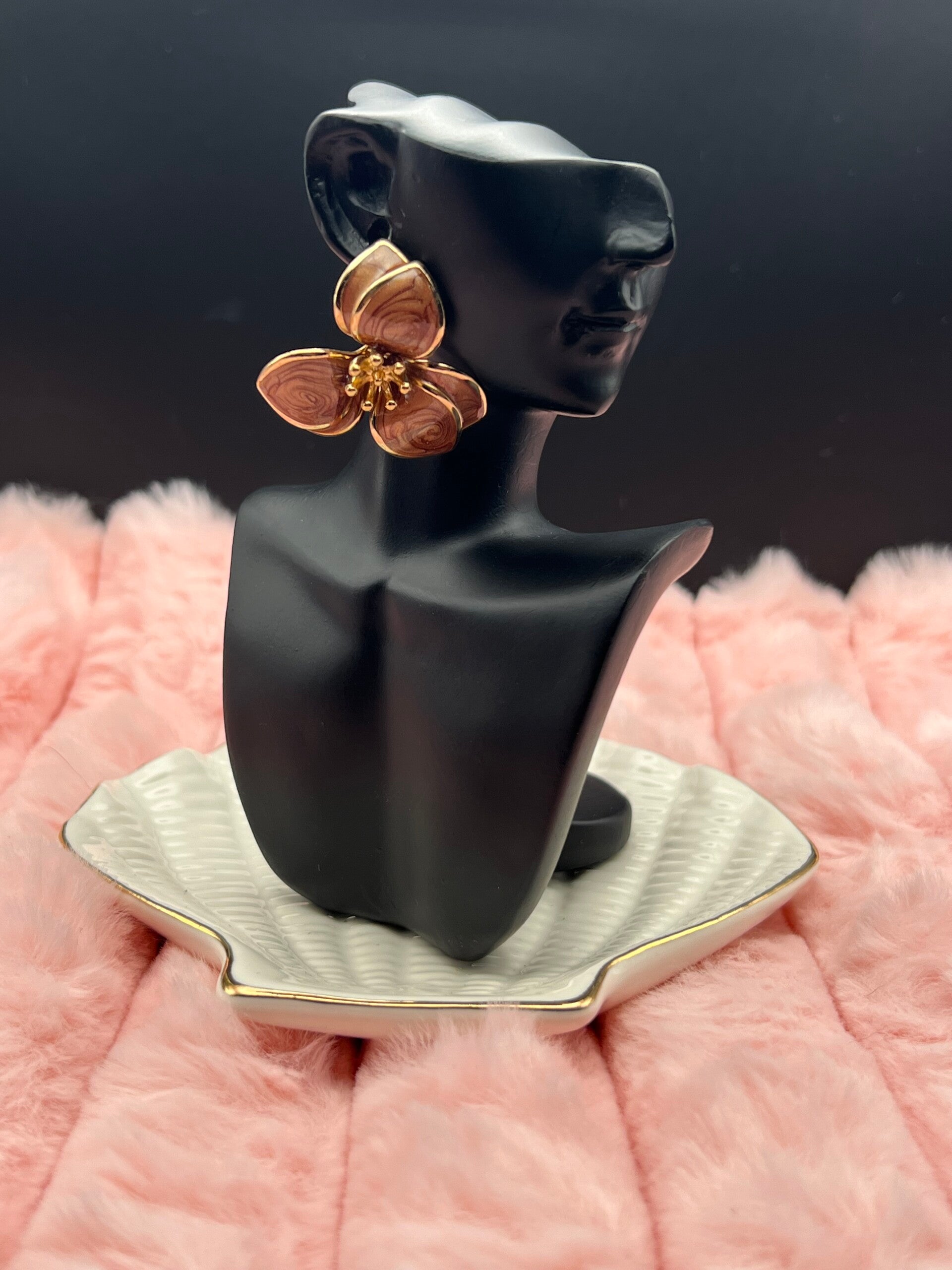 Bruine bloemen oorbellen
