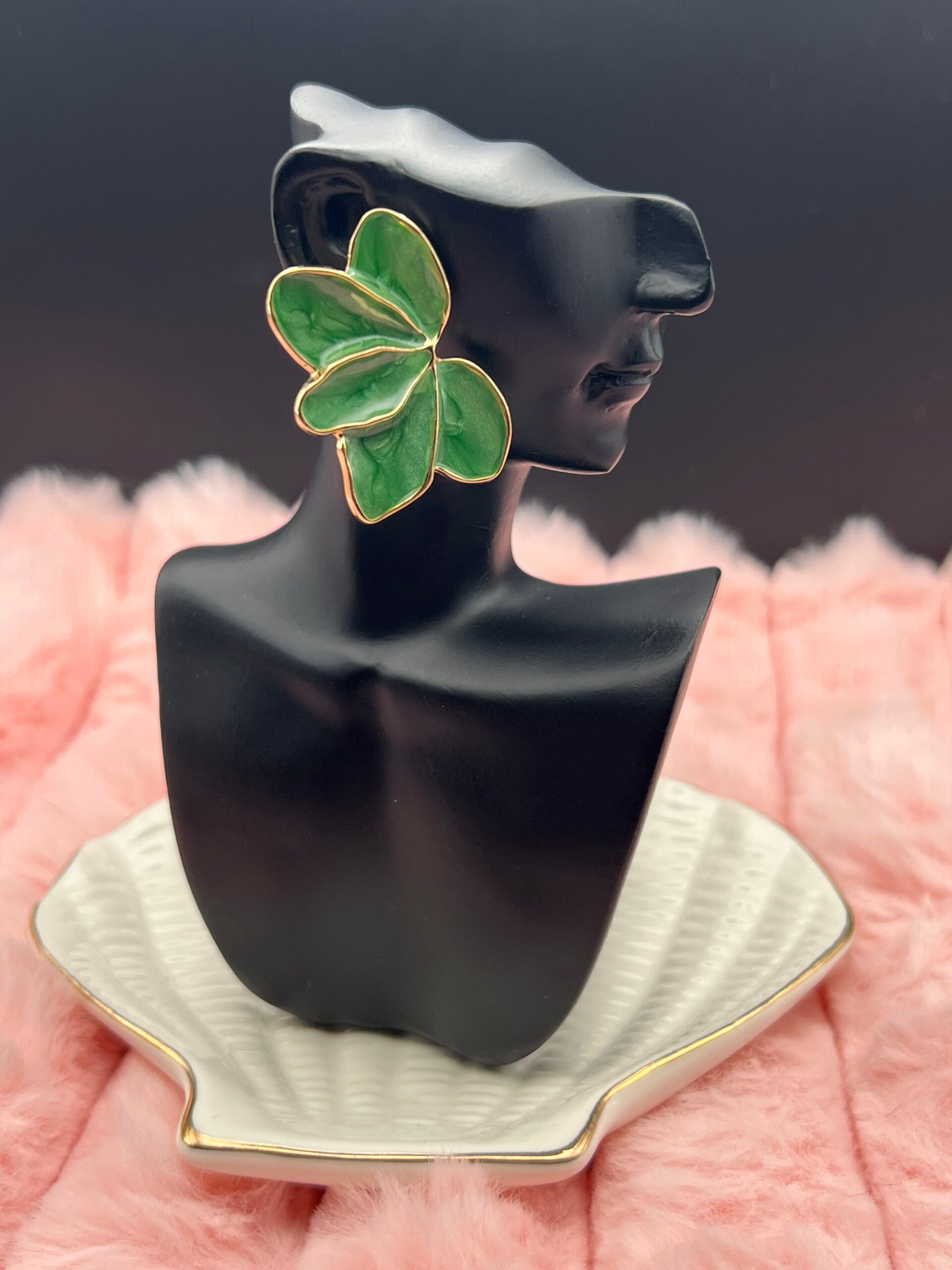 Groene bloemen halve oorbellen