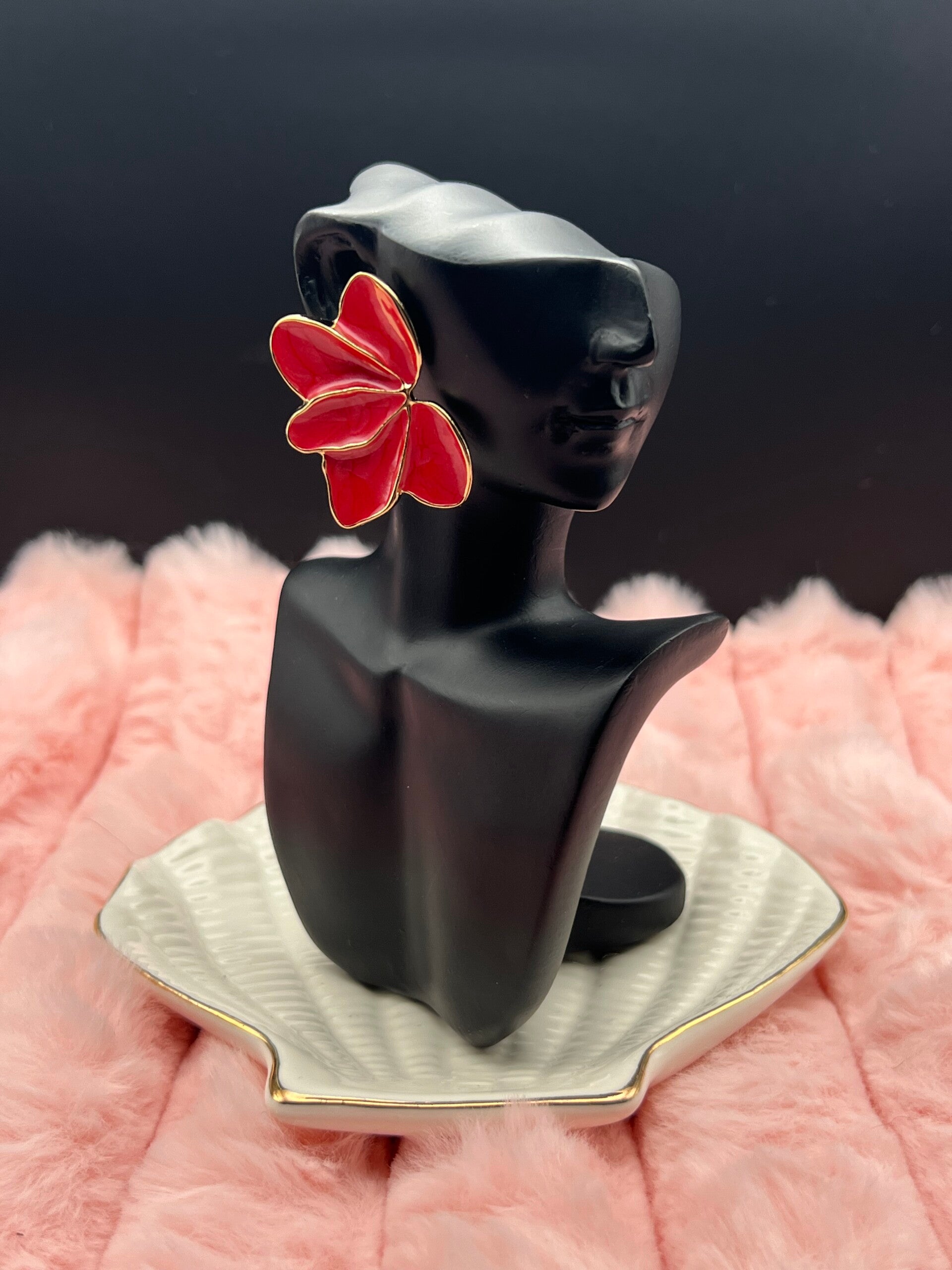 Rode bloemen halve oorbellen