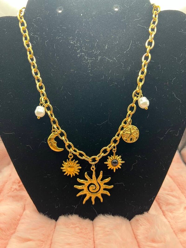 Goudkleurige bedelketting met zon, maan & parels