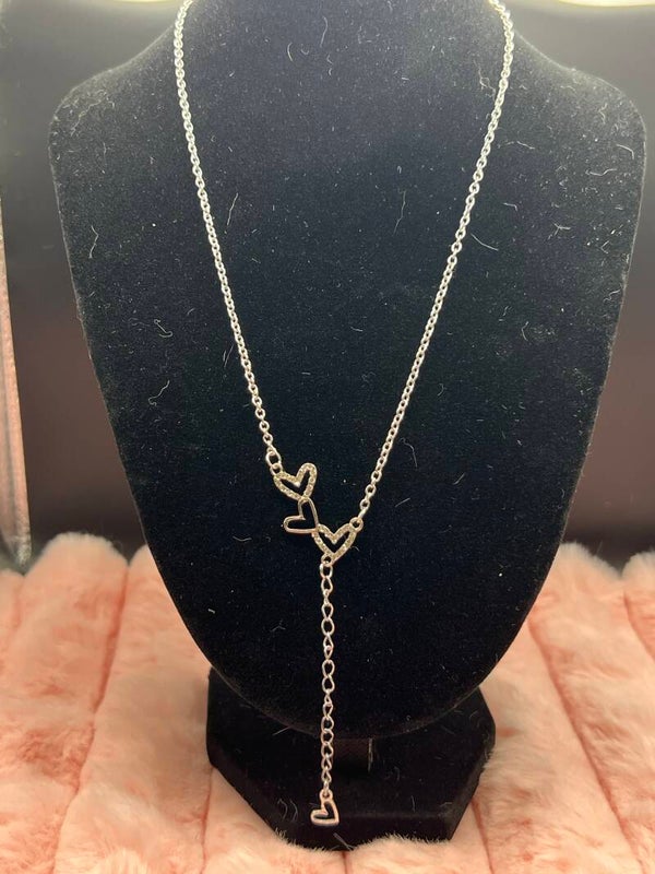 Zilverkleurige ketting met hartjes & strass