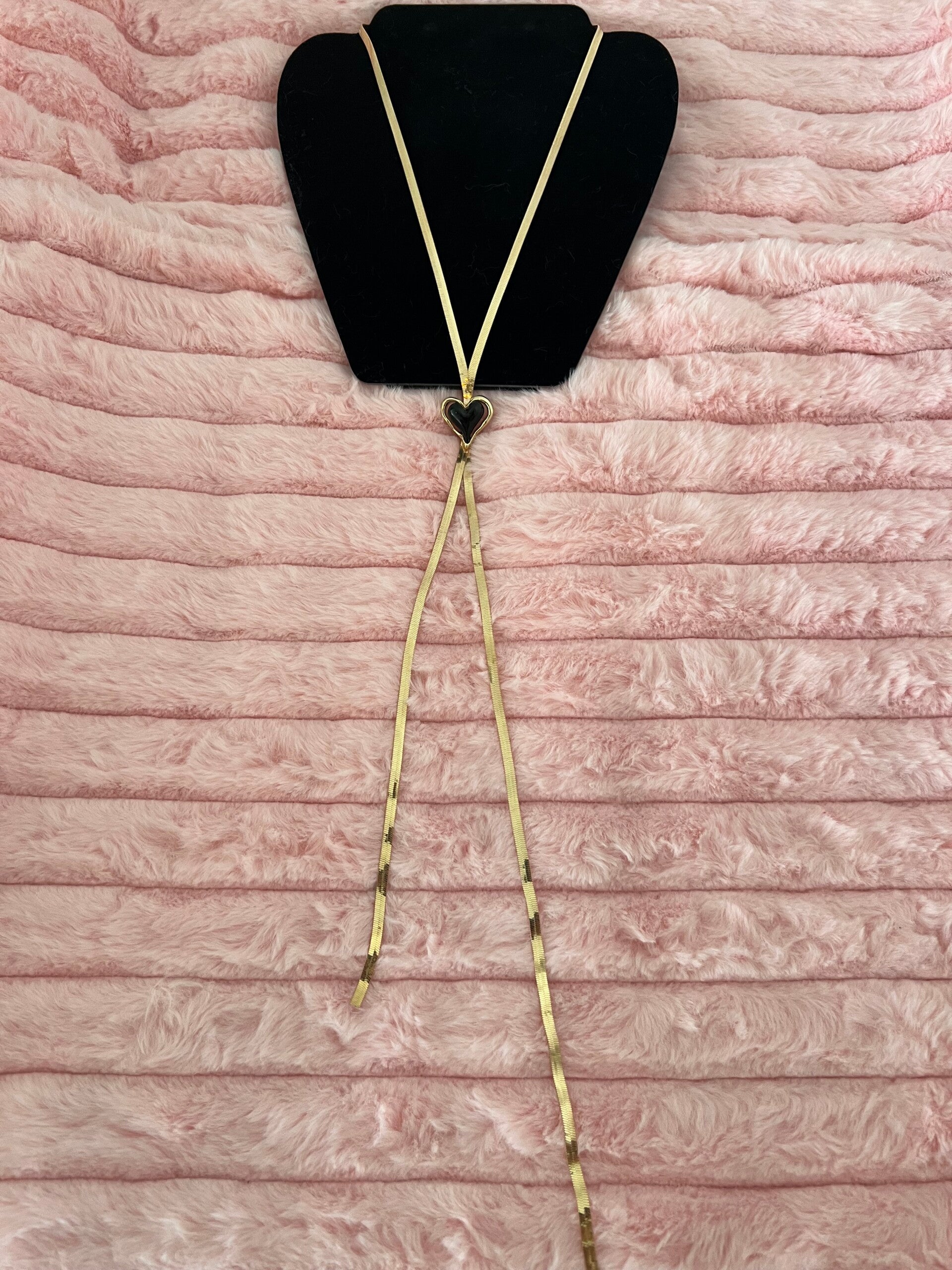 Goudkleurige lange ketting met zwart hart