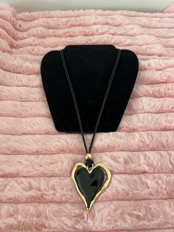 Zwarte ketting met goudkleurig en zwart hart