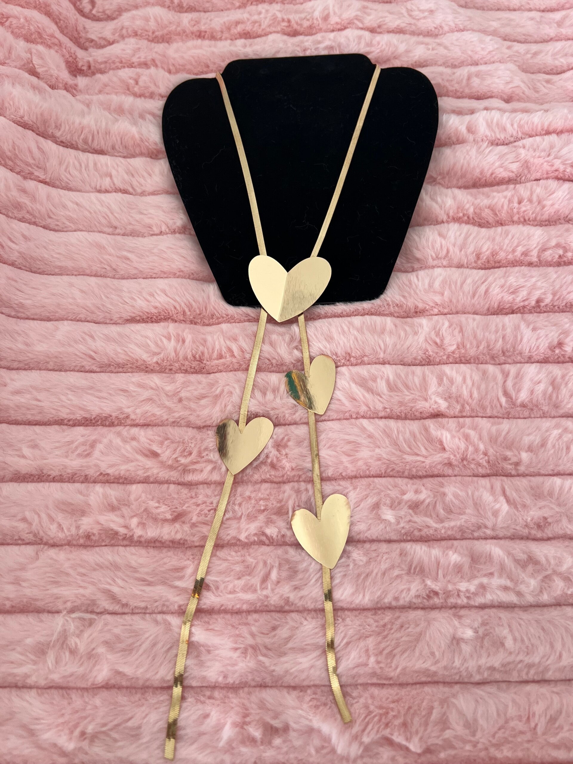 Goudkleurige lange ketting met hartjes