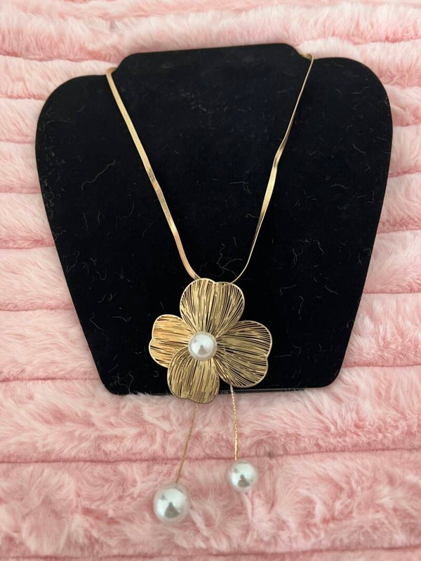 Goudkleurige ketting met bloem & parels