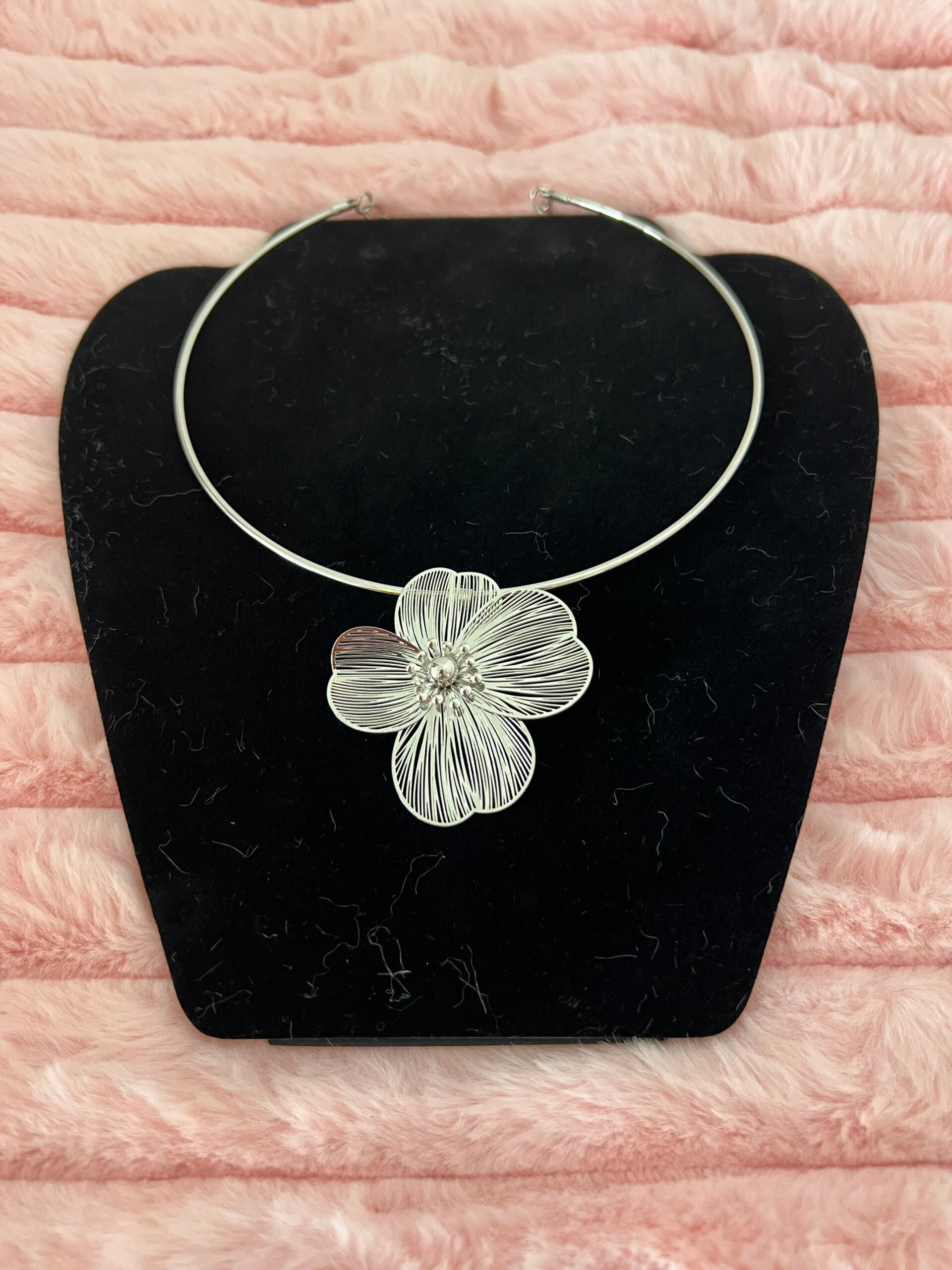 Zilverkleurige ronde ketting met grote bloem
