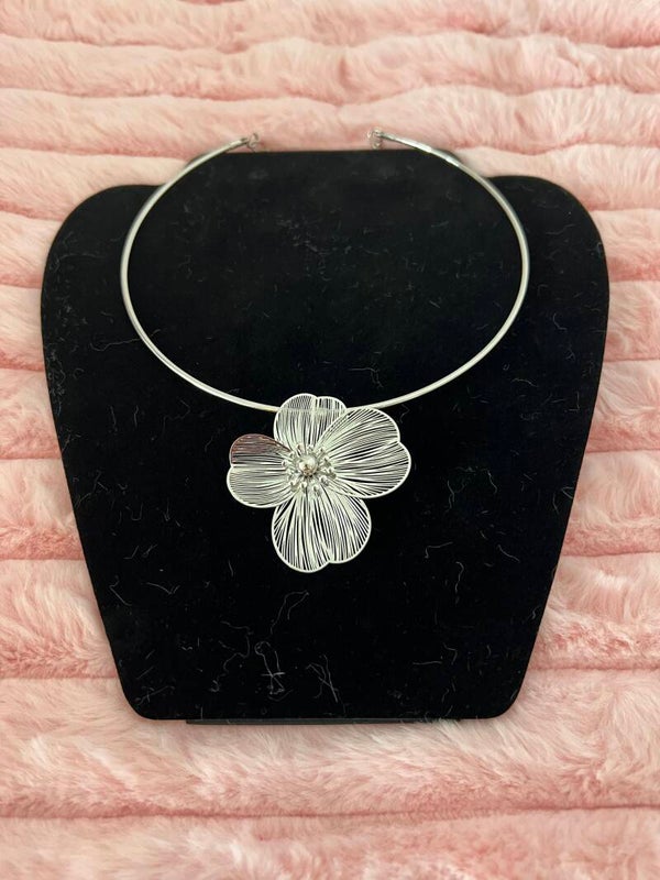 Zilverkleurige ronde ketting met grote bloem