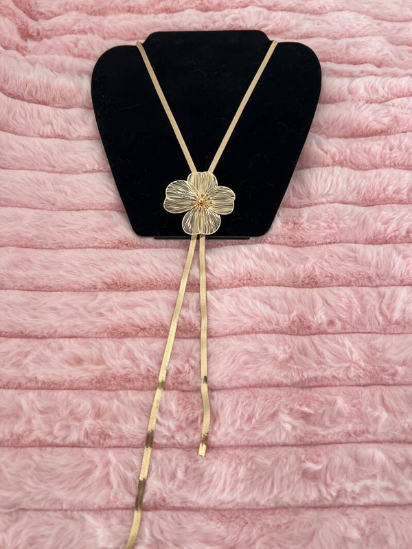 Goudkleurige lange ketting met bloem