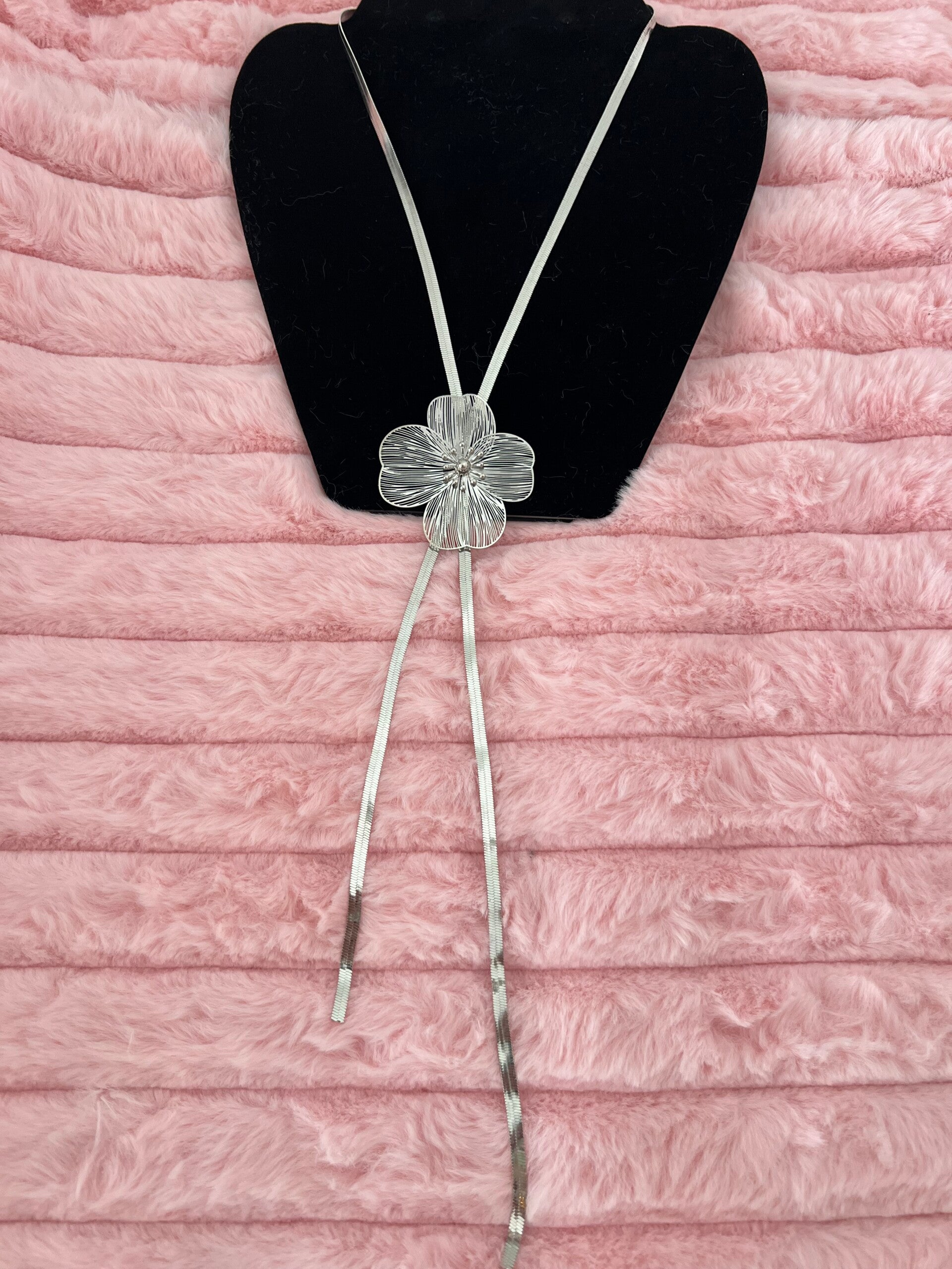 Zilverkleurige lange ketting met bloem