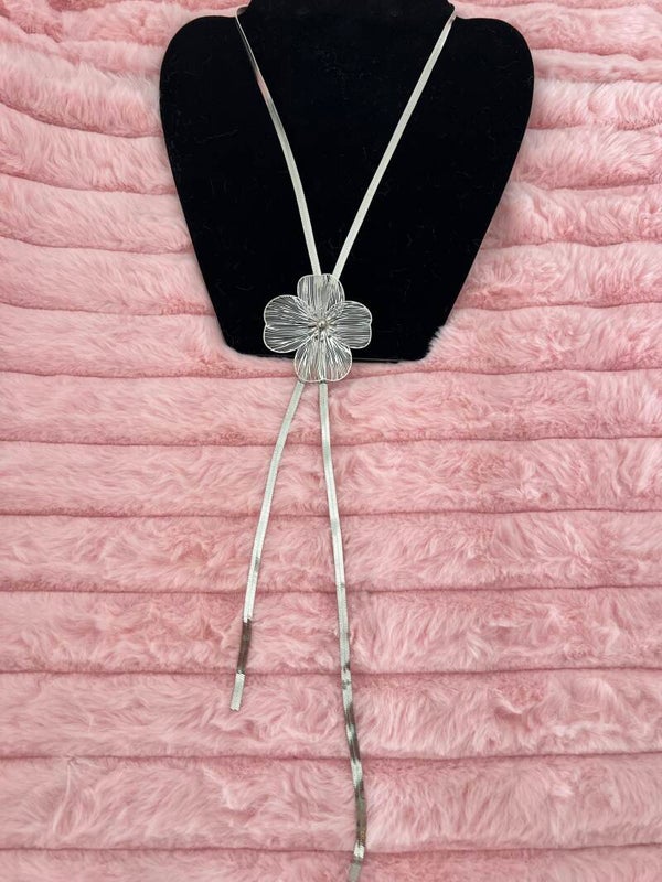 Zilverkleurige lange ketting met bloem