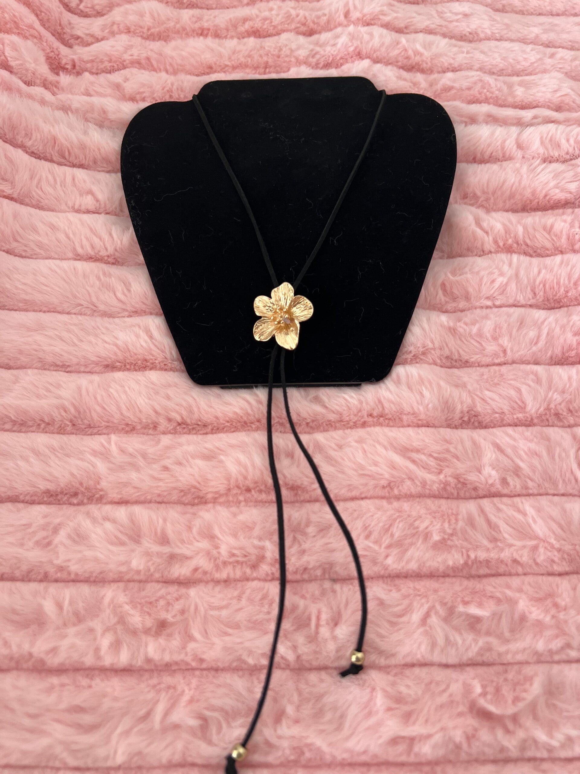 Lange koordketting met goudkleurige bloem