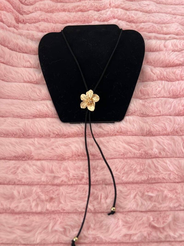 Lange koordketting met goudkleurige bloem