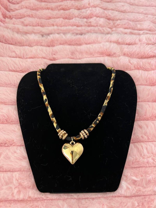 Ketting met goudkleurig hart en dierenprint