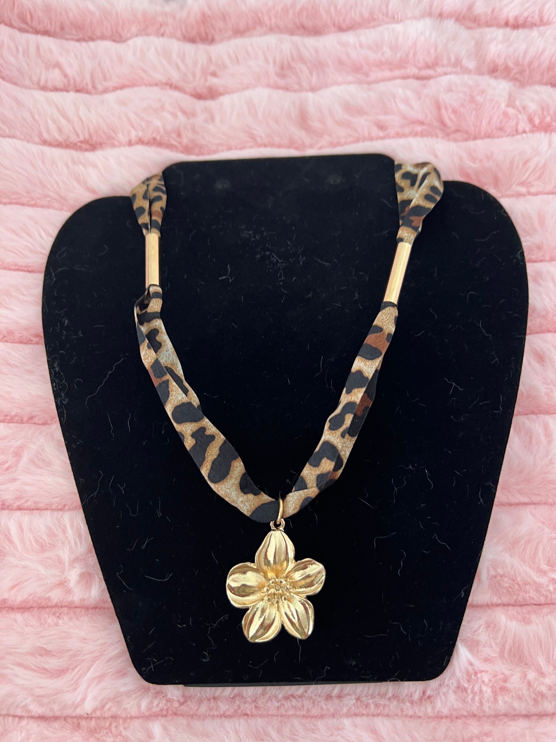 Ketting met dierenprint & goudkleurige bloem