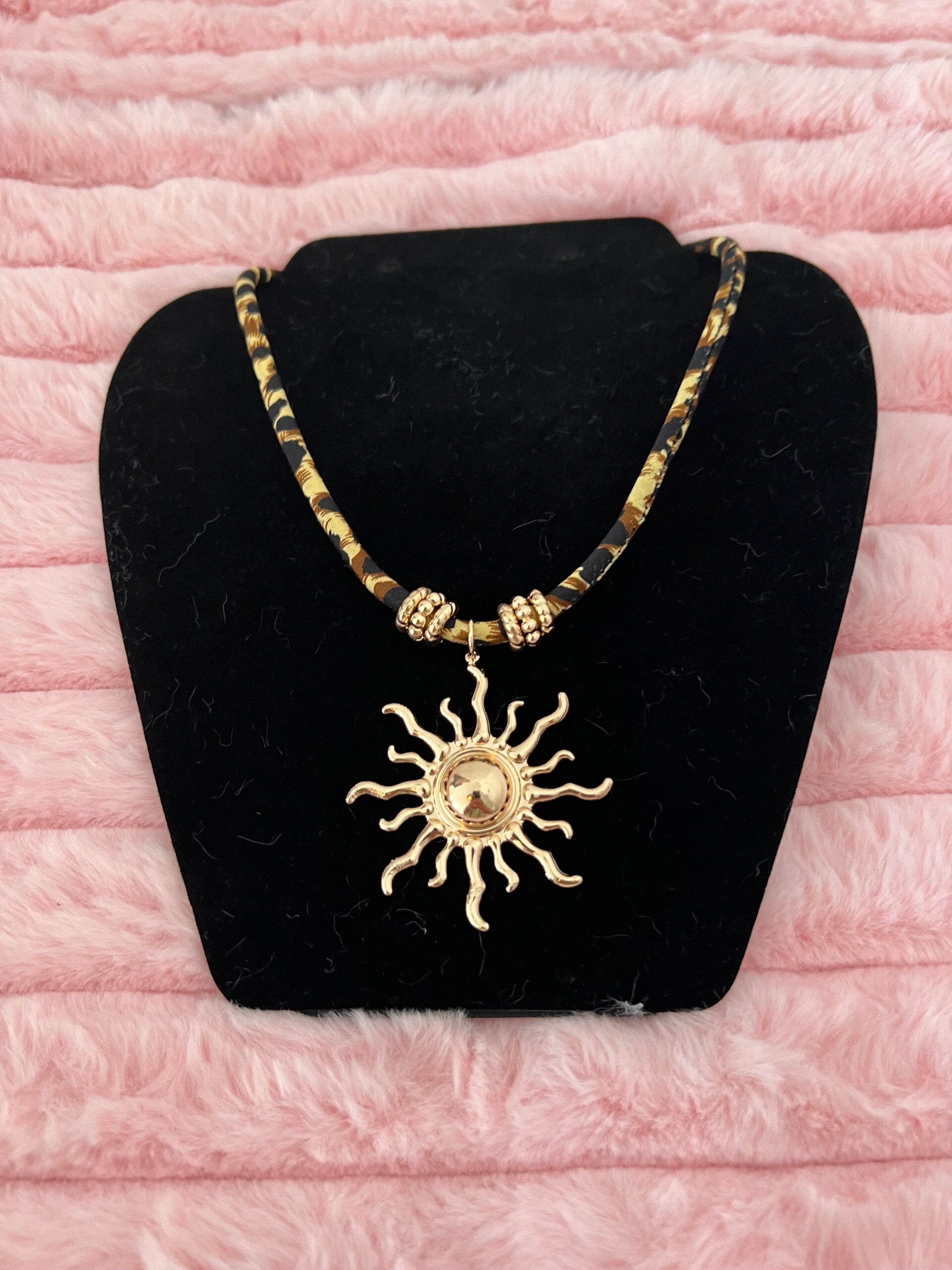 Ketting met dierenprint & goudkleurige zon