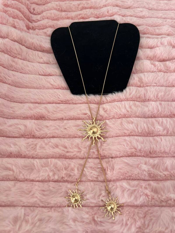 Lange ketting met drie zonnen