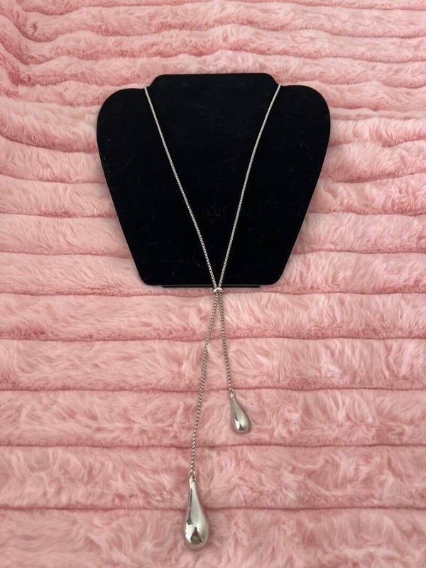 Zilverkleurige ketting met druppels