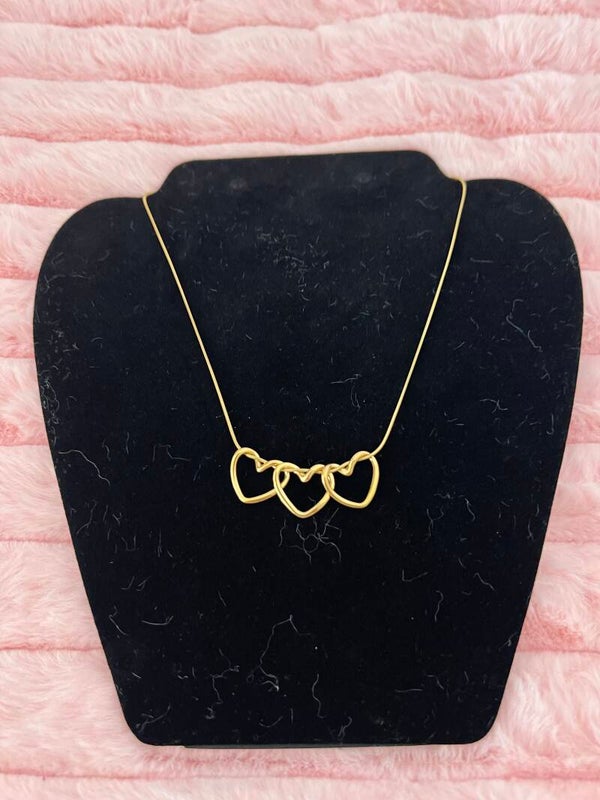 Goudkleurige ketting met drie harten