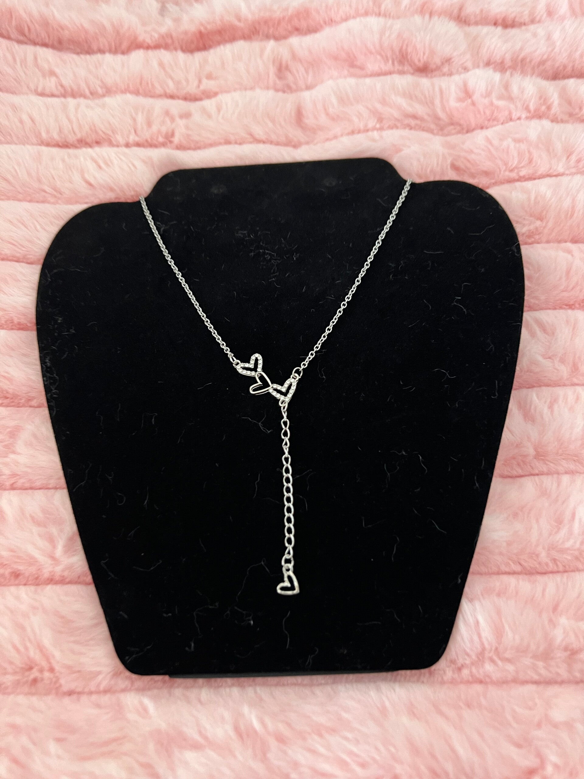 Zilverkleurige ketting met hartjes & strass