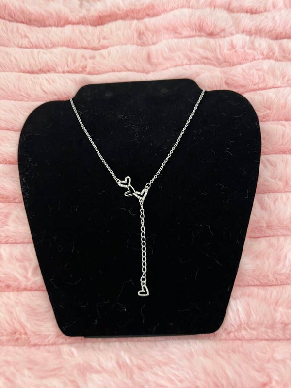 Zilverkleurige ketting met hartjes & strass