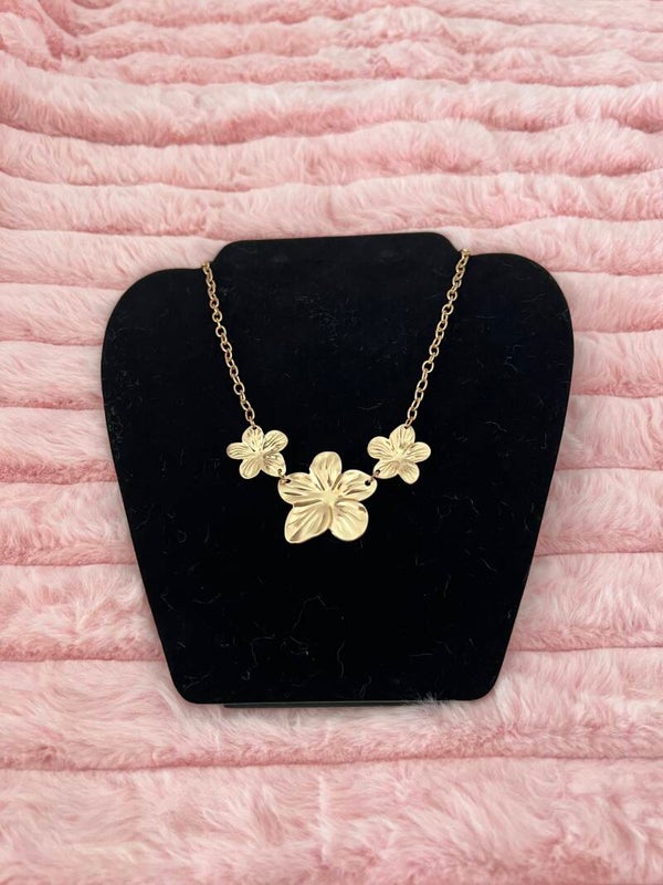 Goudkleurige ketting met drie bloemen