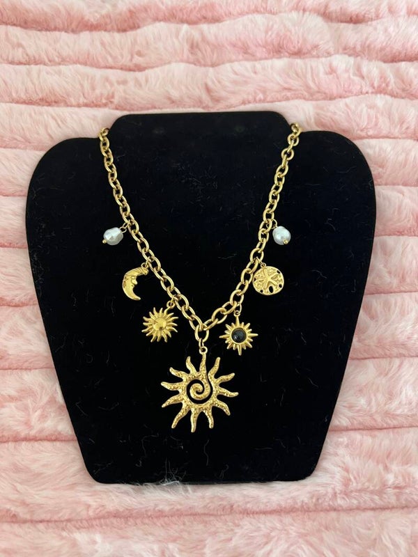 Goudkleurige bedelketting met zon, maan & parels