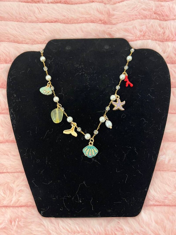 Goudkleurige ketting met kleurrijke zeebedels