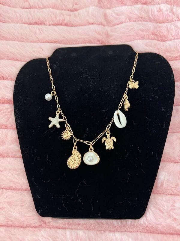 Goudkleurige ketting met schelpen en zeeschildpad