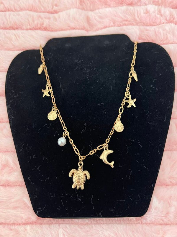Goudkleurige ketting met zeeschildpad en dolfijn