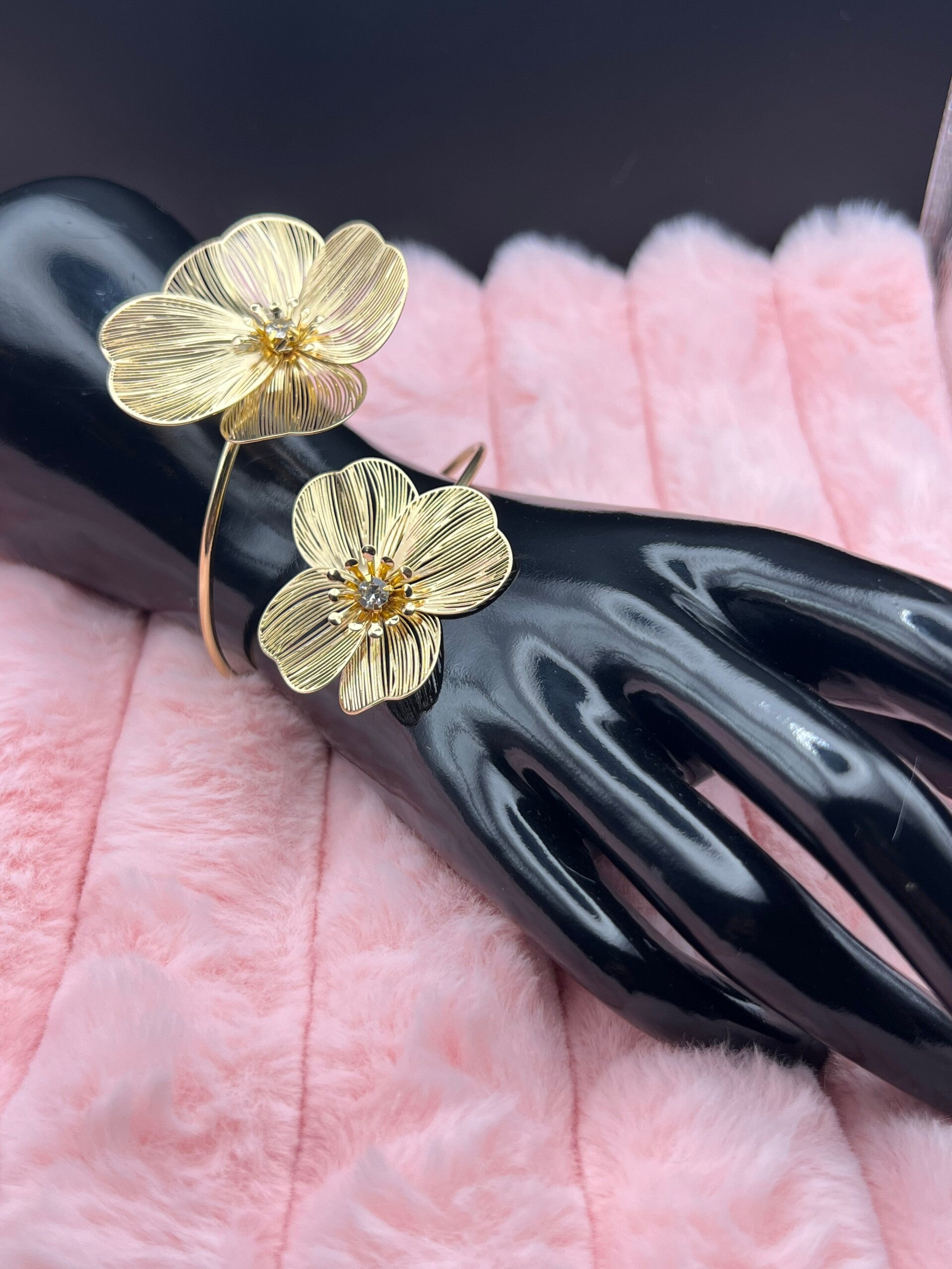 Goudkleurige bangle armband met dubbele bloemen